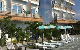 Em Royalle Hotel & Beach Resort